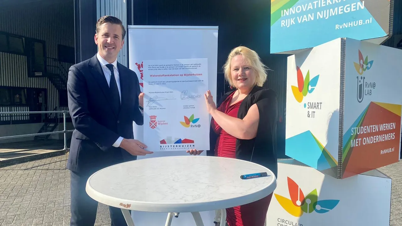 210709 nick derks en kirstie lamers ondertekenen samenwerkingsovereenkomst haalbaarheidsonderzoek waterstoftankstation