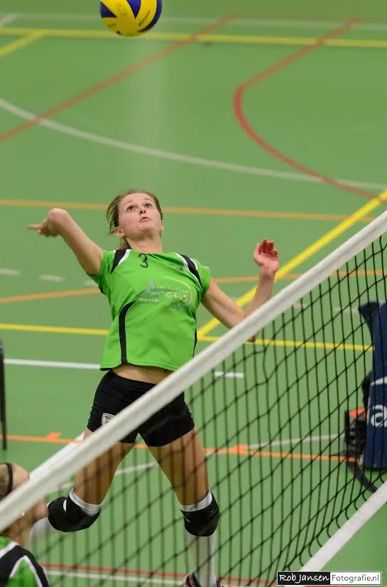 anne veenstra springt hoog op voor een aanval