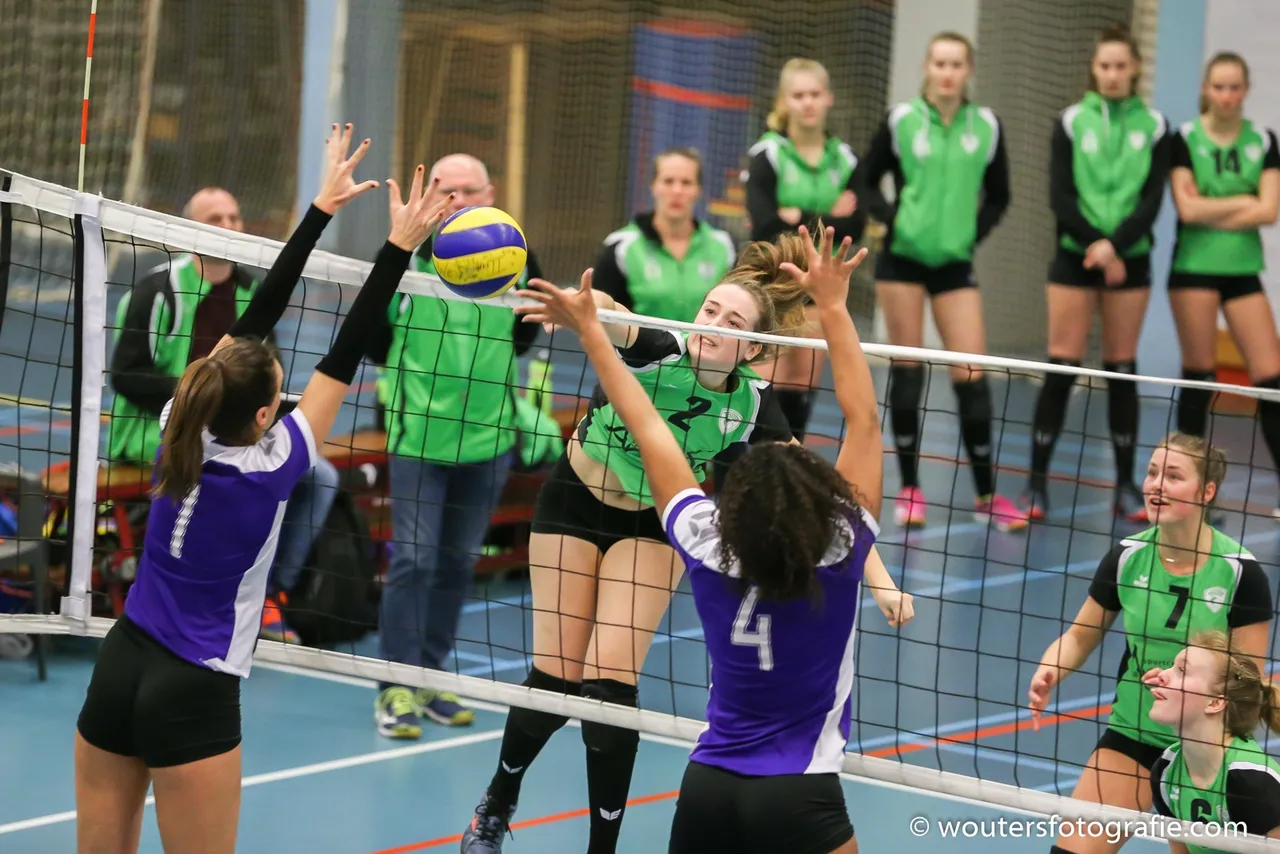 foto 0648 lieke wouters ramt de bal door het blok