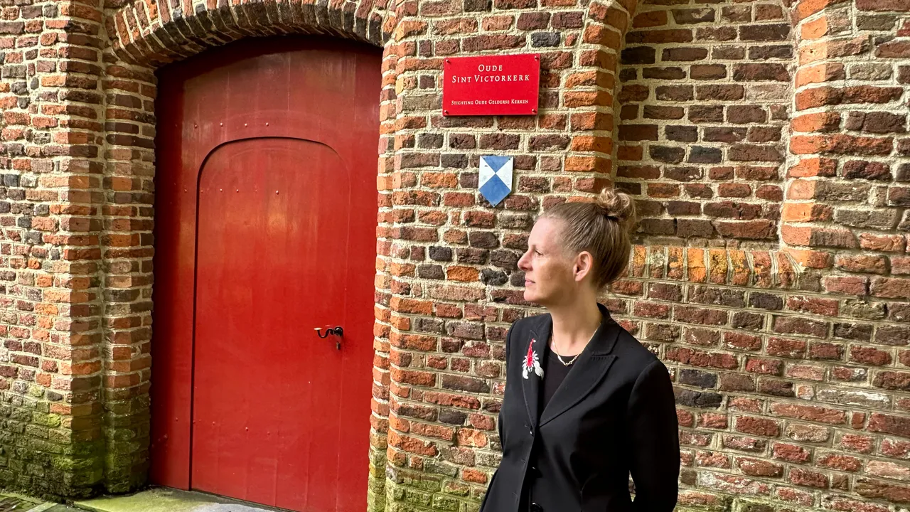 Judith Steenbrink voor de Oude Sint-Victorkerk. Foto: CIZO Communicatie Wijchen