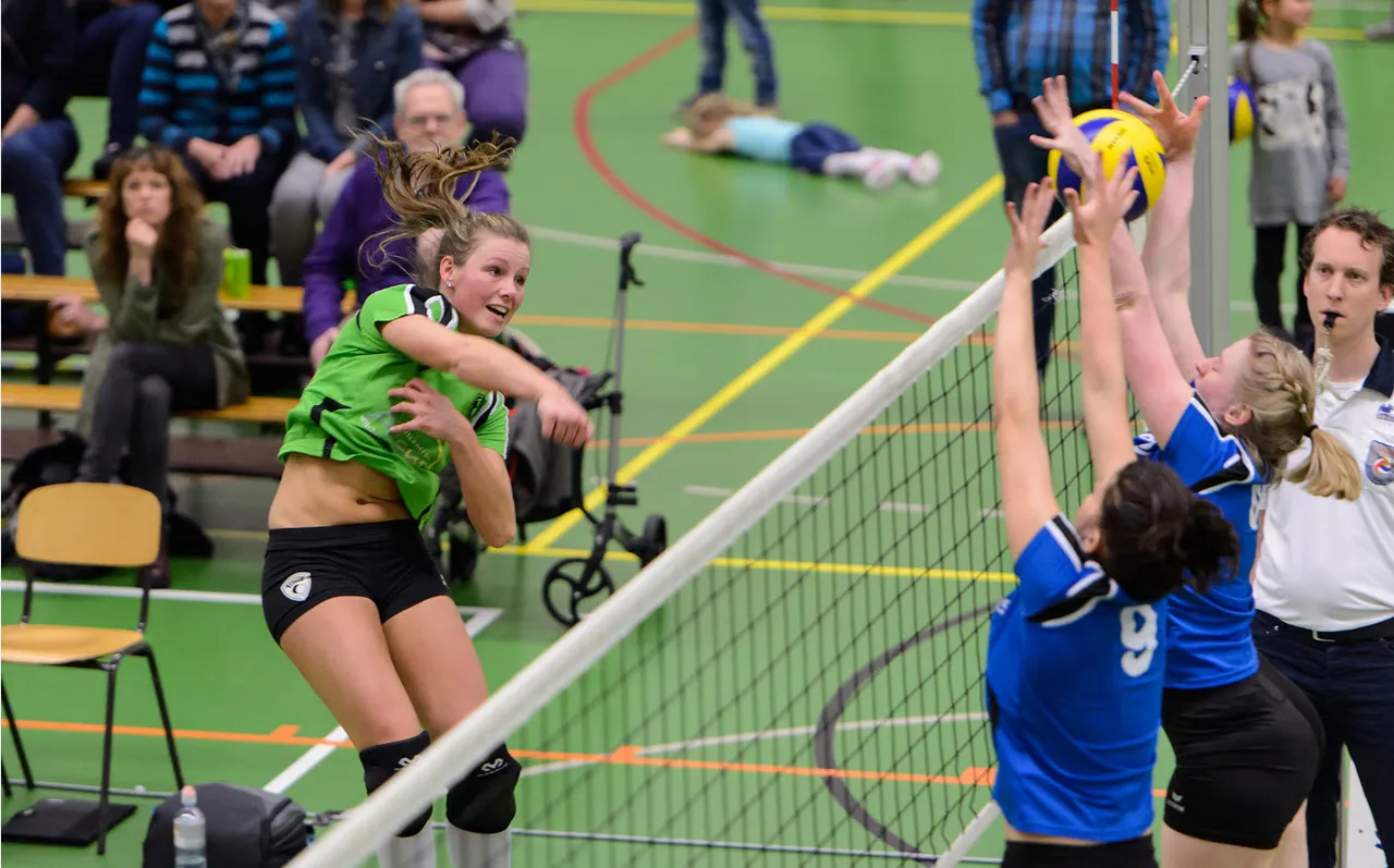 manon ottjes scoort hard via het blok