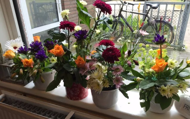schik met bloemen bijons 01