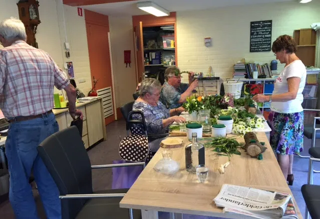 schik met bloemen bijons 02