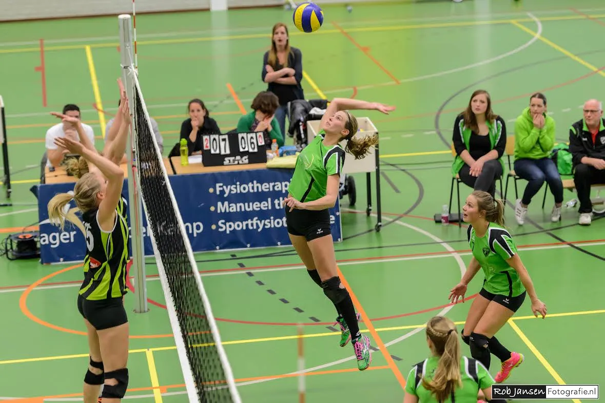 stefanie beekers springt hoog op voor een aanval