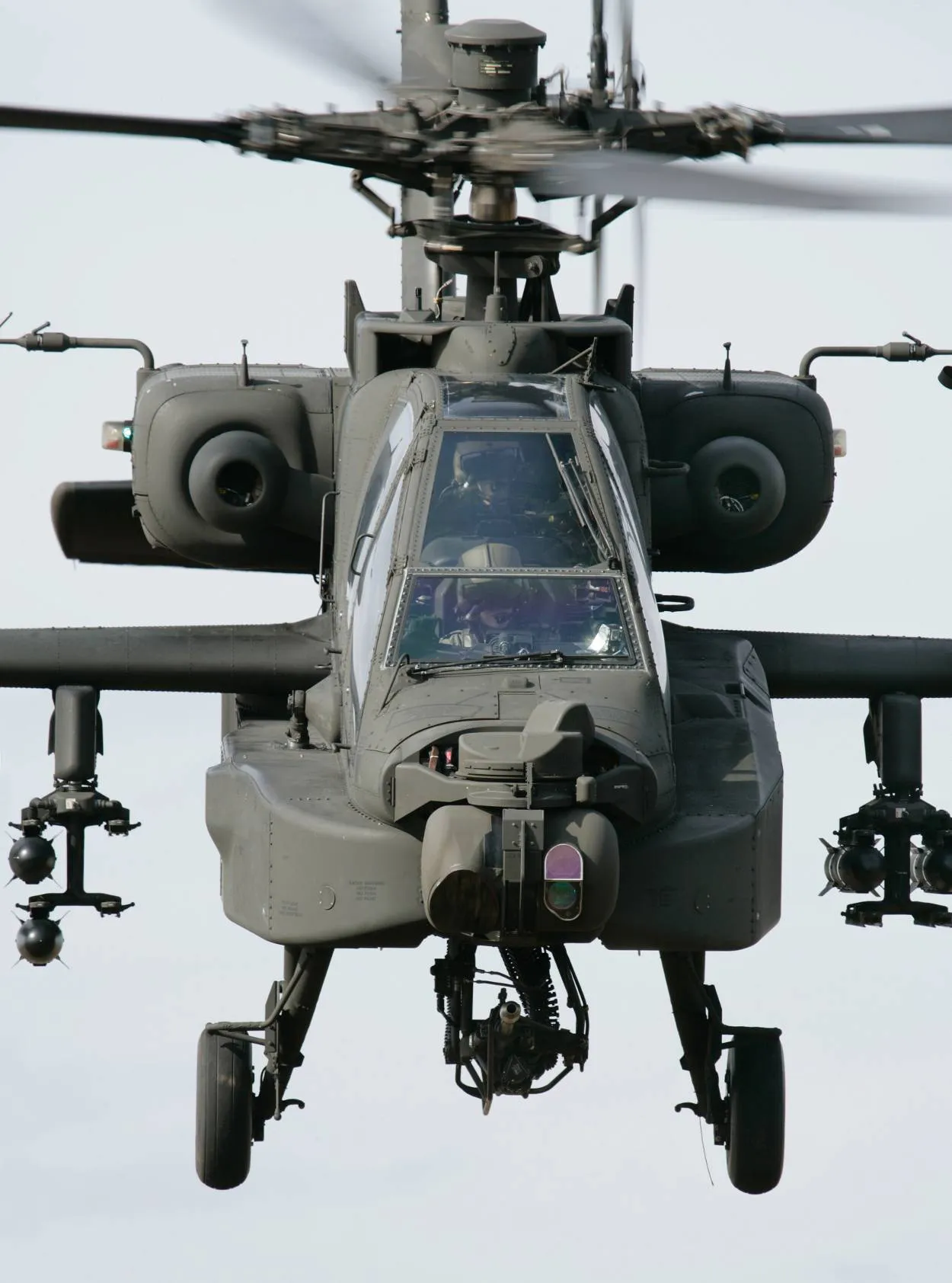 vooraanzicht van een apache helikopter
