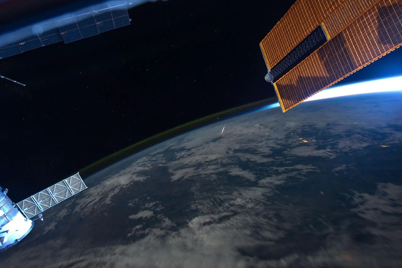 Astronaut Ron Garan maakte deze foto van een vallende ster tijdens de Perseïden meteorenregen vanaf het internationale ruimtestation ISS op 13 augustus 2011. De ISS bevond zich op dat moment boven China. De zon staat laag aan de horizon en is te zien vlak bij een van de zonnepanelen van het ruimtestation (rechtsboven). Foto: Ron Garan/NASA