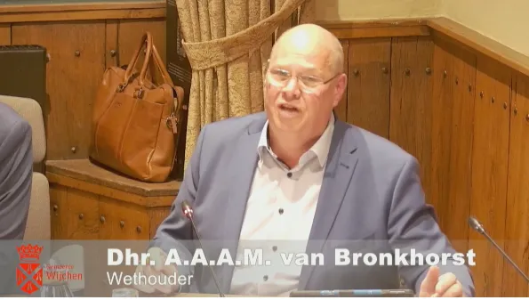 Wethouder Van Bronkhorst tijdens de raadsvergadering