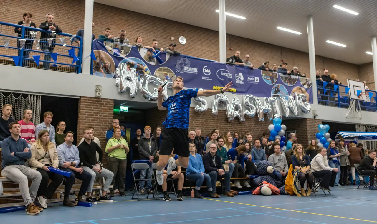 Marijn Put in zijn partij tegen Michiel Kruijt. De talrijke supporters in sporthal Achterlo zagen de Smashing-speler overtuigend winnen. Foto: René Lagerwaard