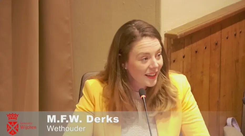 Wethouder Anouk van Dam tijdens haar openingsspeech. Tijdens de liveregistratie van de raadsvergadering stond abusievelijk nog de naam van haar voorganger in beeld.
