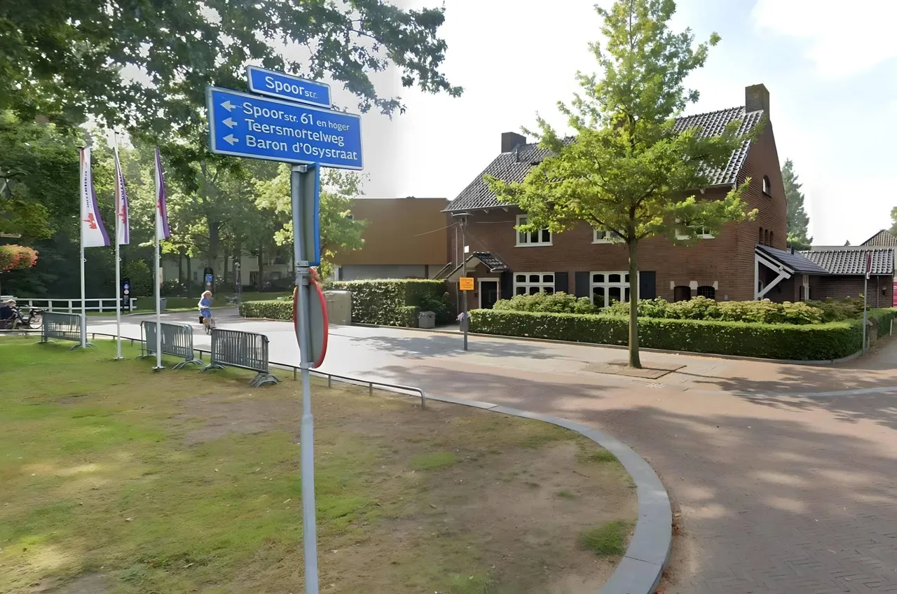 De jarendertigwoning op de hoek van Spoorstraat en Herenstraat. Foto: Google Maps