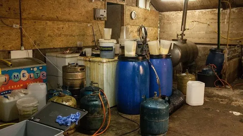 Criminelen gebruik leegstaande panden soms als drugslaboratorium. Foto: Politie