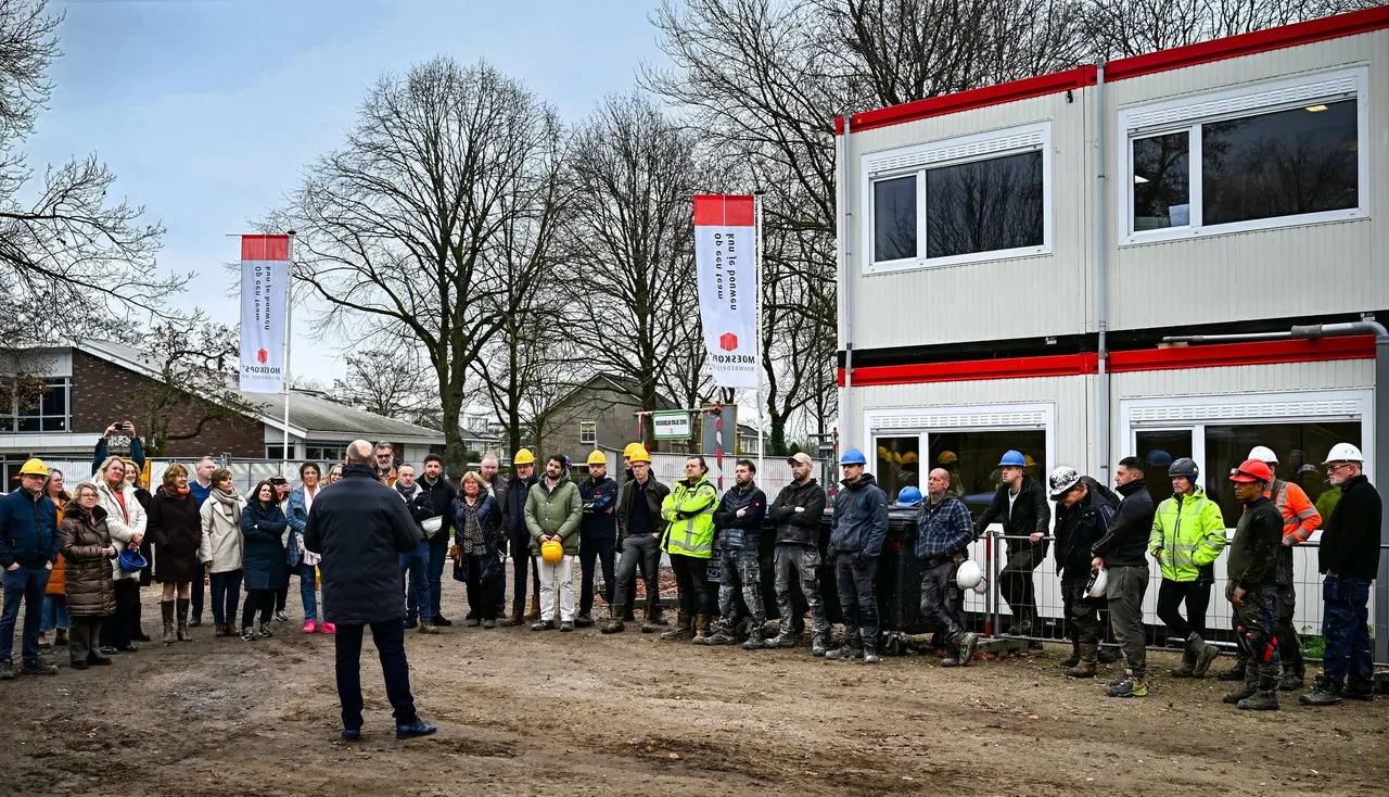 Foto 1 - Wethouder Twan van Bronkhorst spreek bouwers en genodigden toe hoogste punt MFA Westwijzer_Dick Vogelzang naamsvermelding