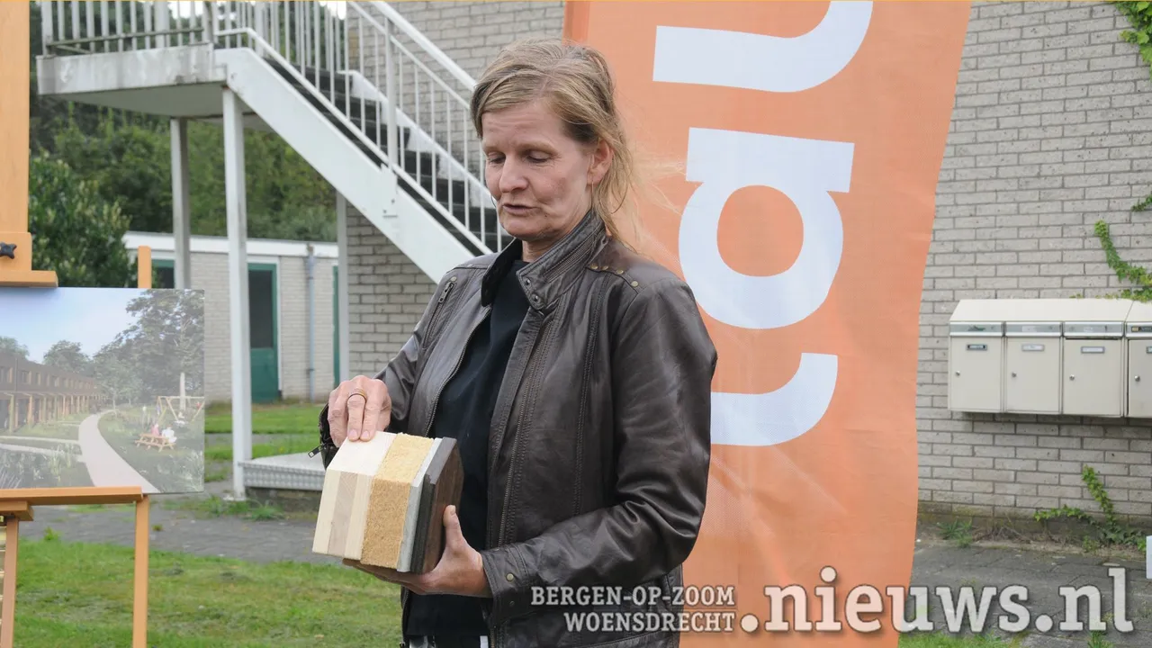 Angela Holterman, Sales Architect bij Tala, toont de bouwmaterialen