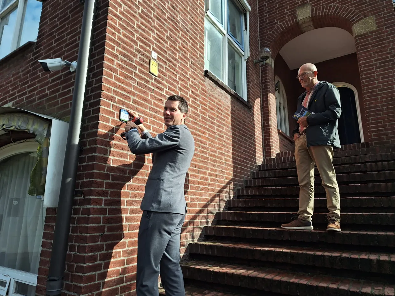 Gemeentelijk monumentenschildje op het voormalige gemeentehuis in Ossendrecht