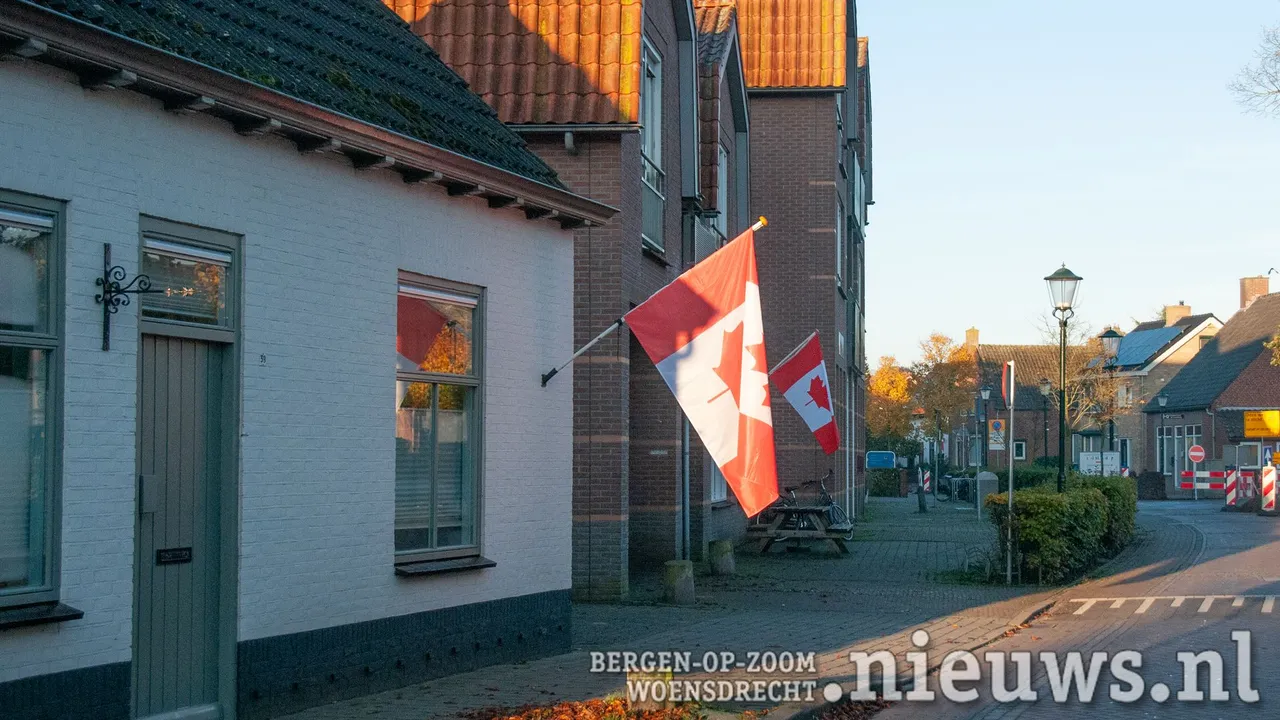 Veel mensen hadden als eerbetoon een Canadese vlag opgehangen<br>