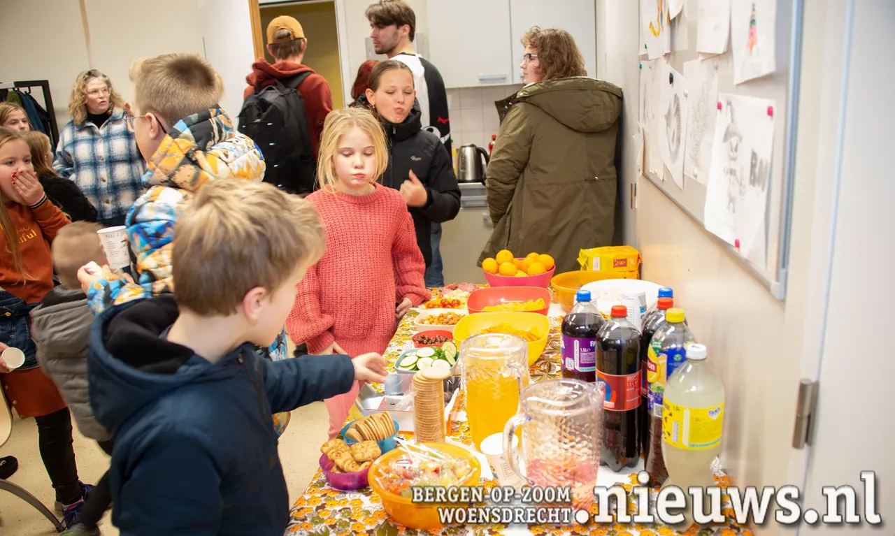 De tafel met lekkers kreeg ook veel aandacht<br>