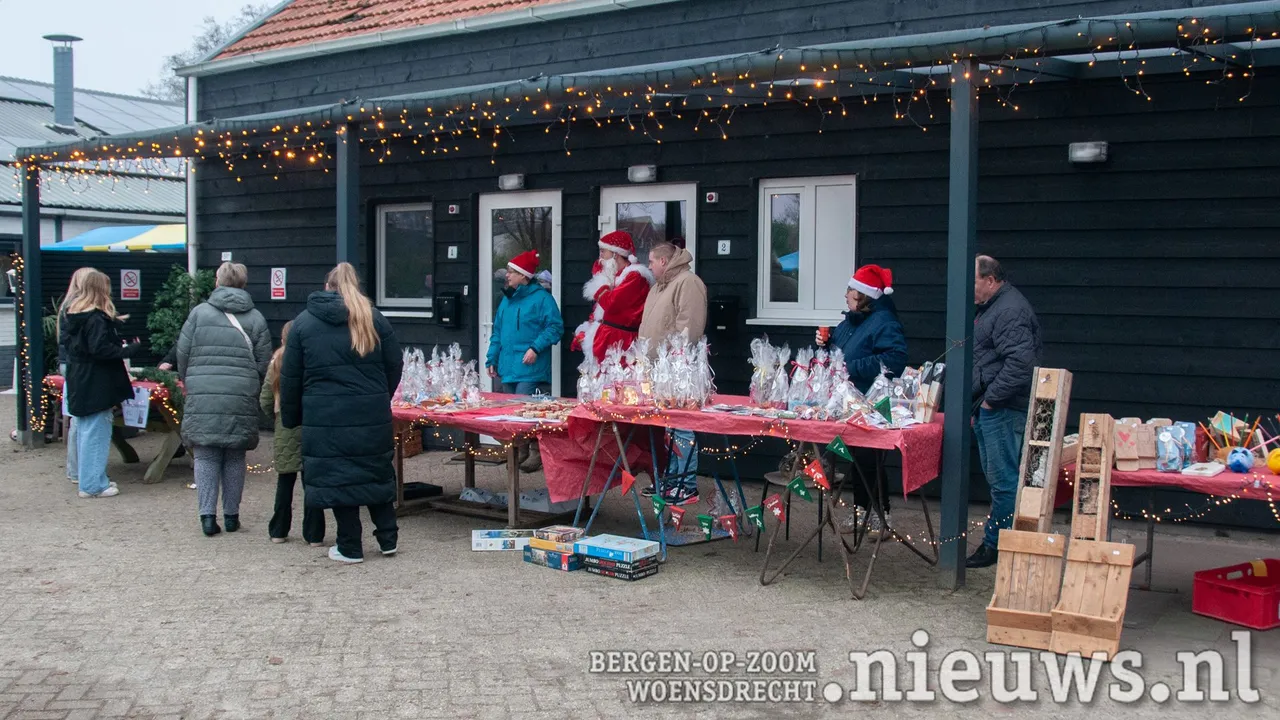 Bezoekers bekijken de leuke spulletjes die te koop zijn<br>
