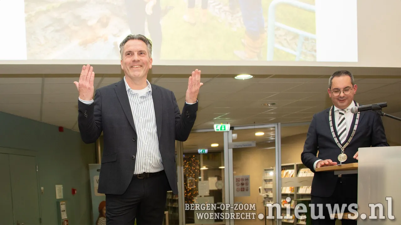 De nieuwe wethouder Arjan Buijsen en burgemeester Steven Adriaansen<br>