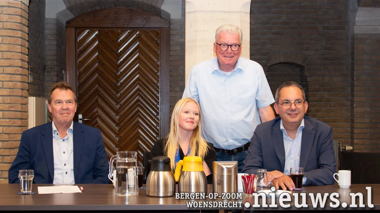 Wethouder Rainier Schuurbiers, Shania van den Berg, Martin Groffen en burgemeester Steven Adriaansen