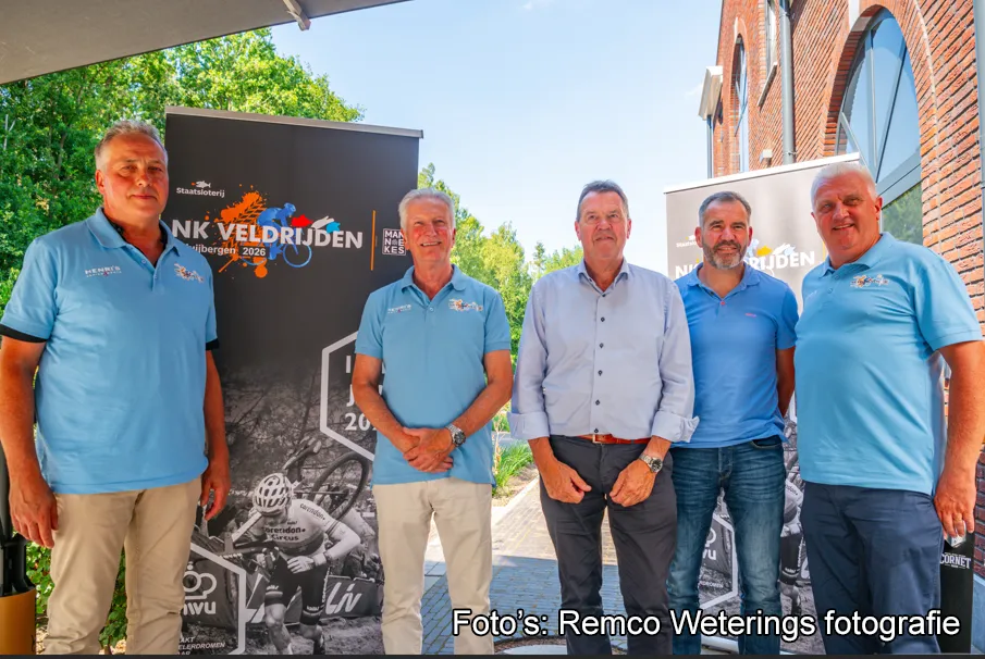 Voorzitter&nbsp;Hans de Waal, Jeroen van Wezel (secr/pen) en Jan Maas (parcours) samen met Maurice Leeser ( directeur KNWU) en Rainier Schuurbiers ( wethouder Sport gem Woensdrecht)