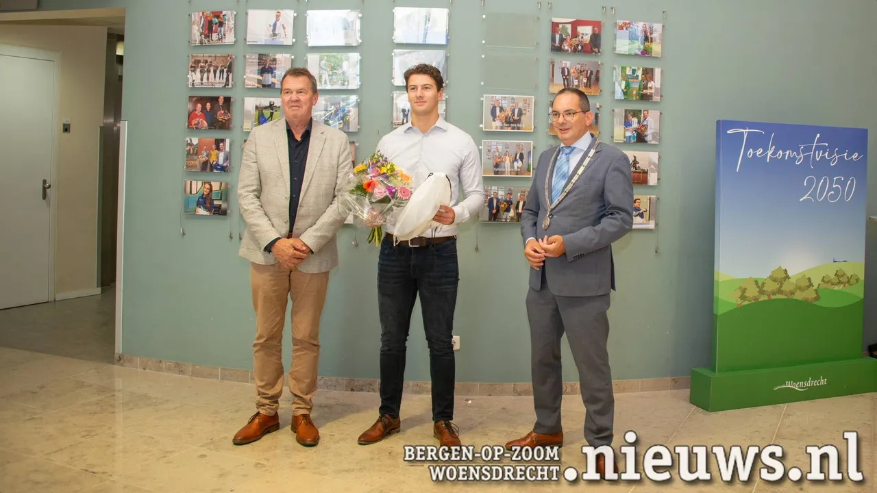 Lars werd, voor de Wall of Fame, gefeliciteerd door de burgemeester en wethouder