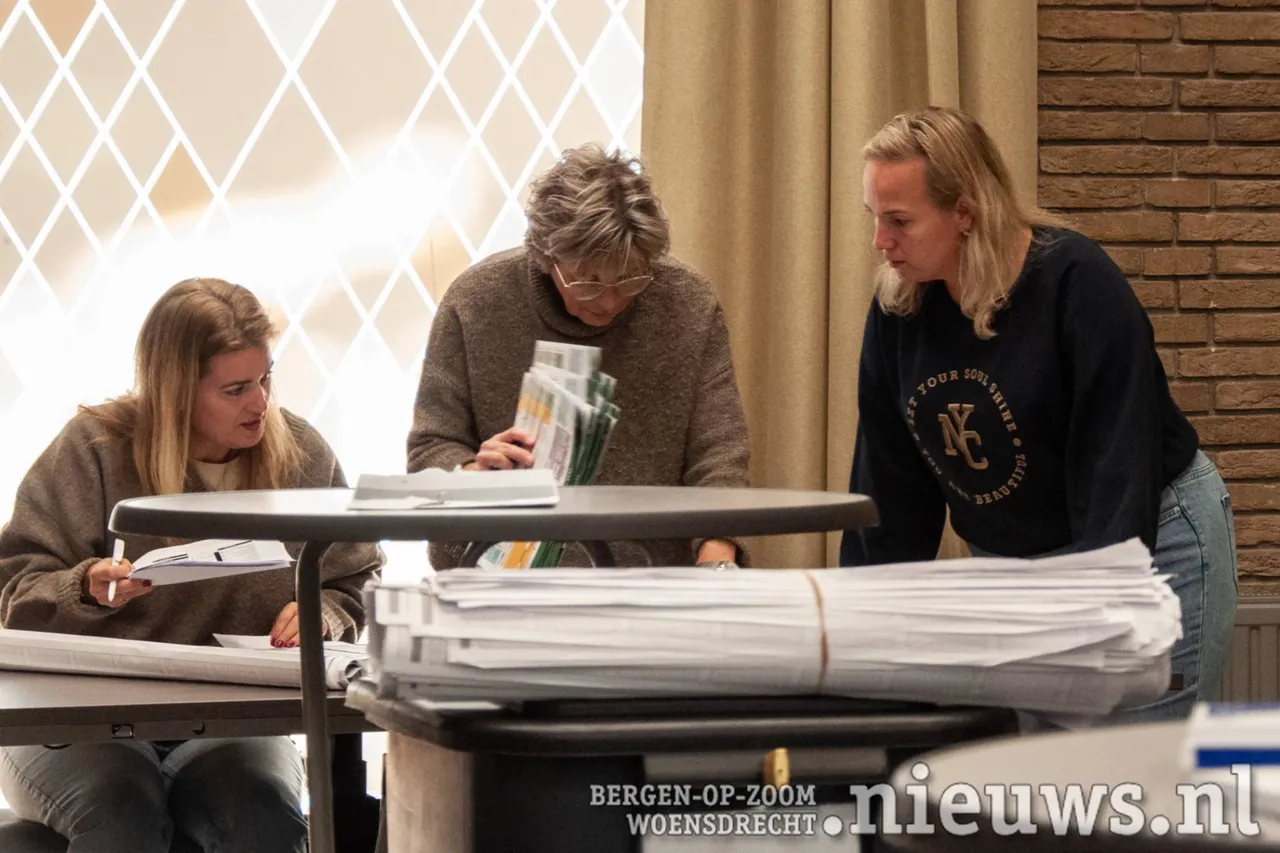 Stapels stembiljetten die geteld moeten worden