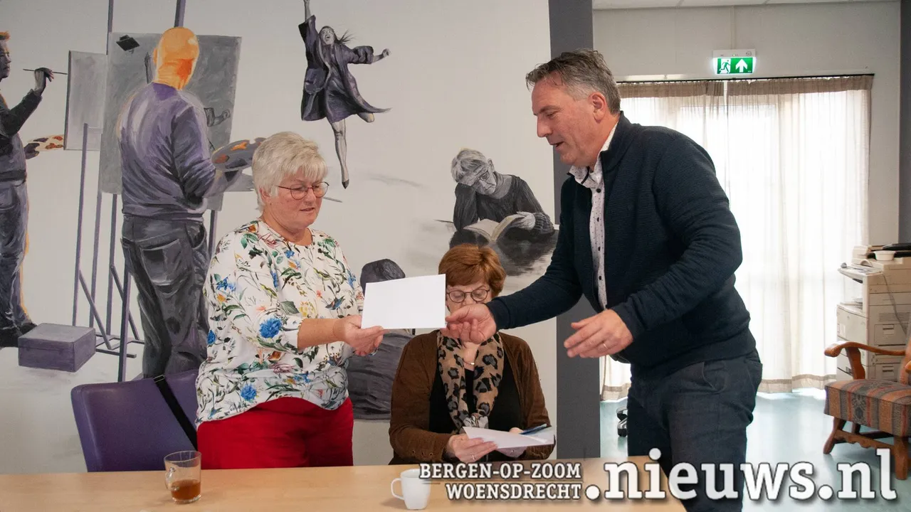 Mevrouw Ingrid Feike van Zandbergen ontvangt het mantelzorg compliment