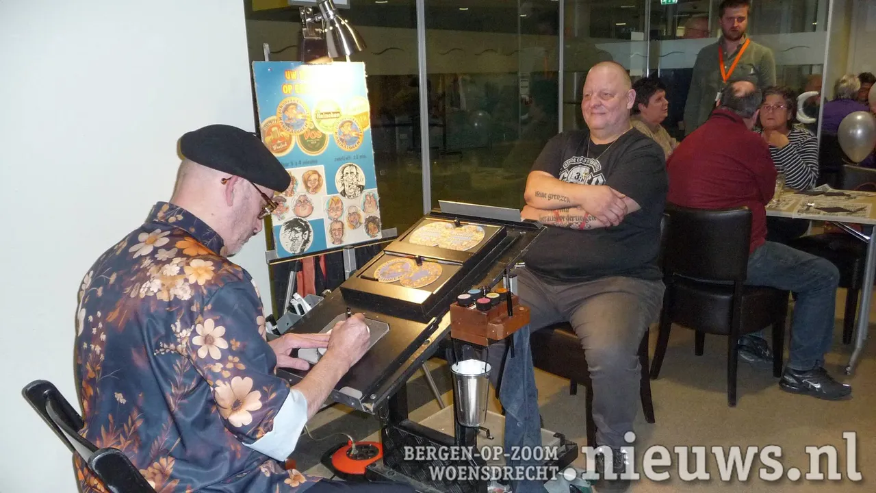 Sneltekenaar/karikaturist Johan van Dam aan het werk 