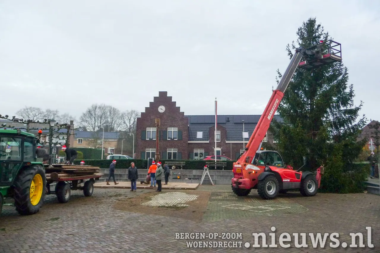 Er werd aan de boom en aan de Kerststal gewerkt