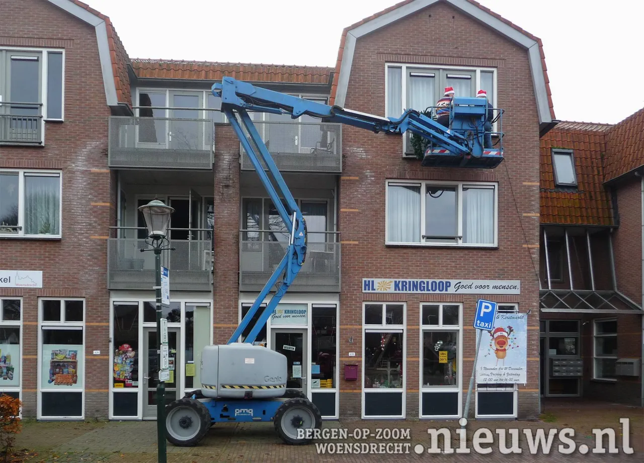 Ook aan 't Blickvelt wordt kerstversiering gehangen