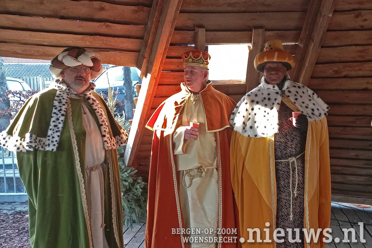 De drie wijzen op bezoek in de stal