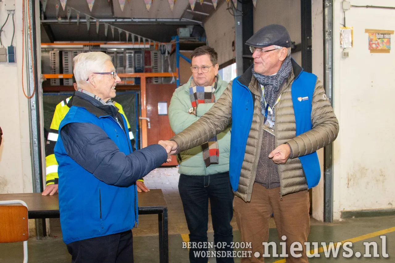 Floormanager Leo den Heijer vertelde dat het moeite kost om afscheid te nemen van Ad maar begrijp zijn redenen om te stoppen. Hij wenste Ad nog vele gezonde jaren met zijn vrouw toe.