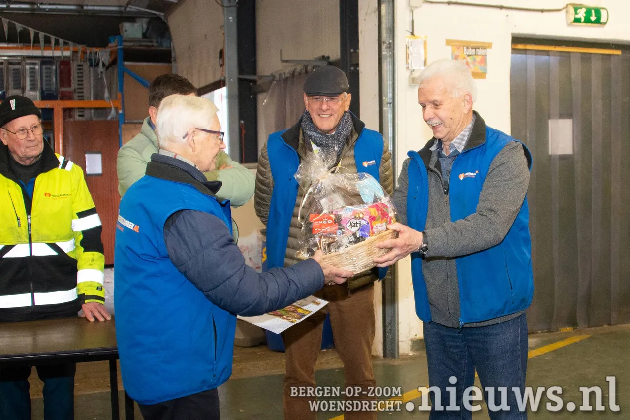 Ad houdt van snoepen en daarom kreeg Ad namens de voedselbank een oorkonde met alle namen van de vrijwilligers en een groot pakket met snoep mee.