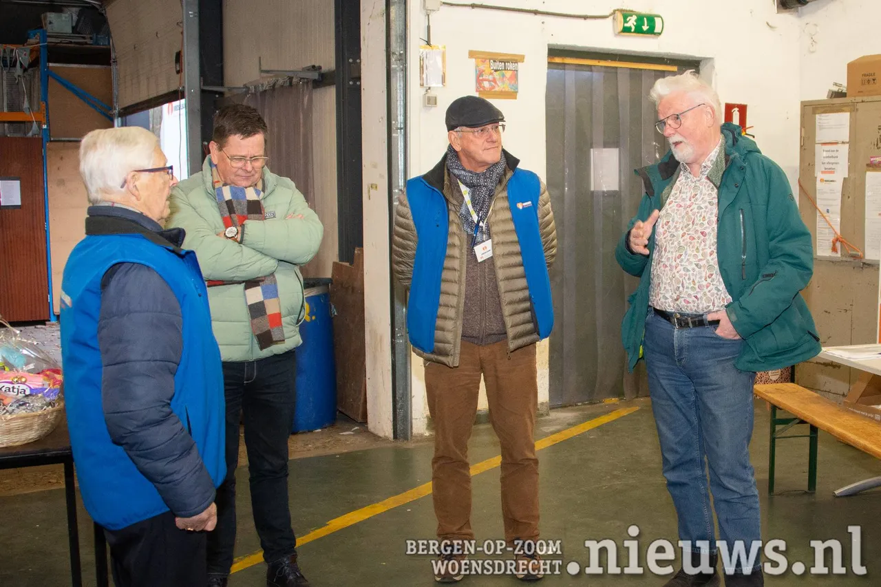 Tenslotte waren ook de voorzitter van Goed Ontmoet, Ton Ringersma en penningmeester Leon Tholhuijsen aanwezig om Ad te bedanken voor zijn inzet voor de voedselbank.