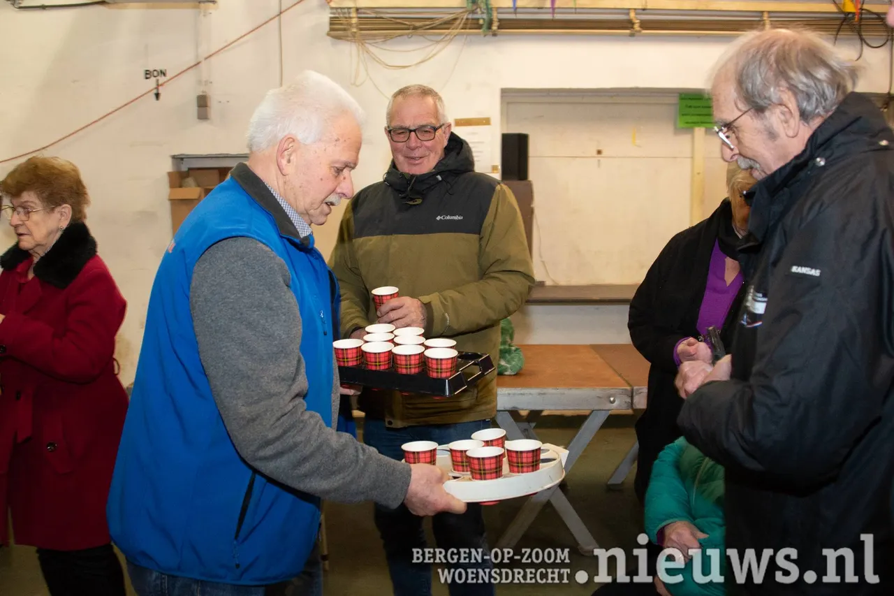 Na de speeches werden er bekers drinken uitgedeeld en werd er getoost op Ad