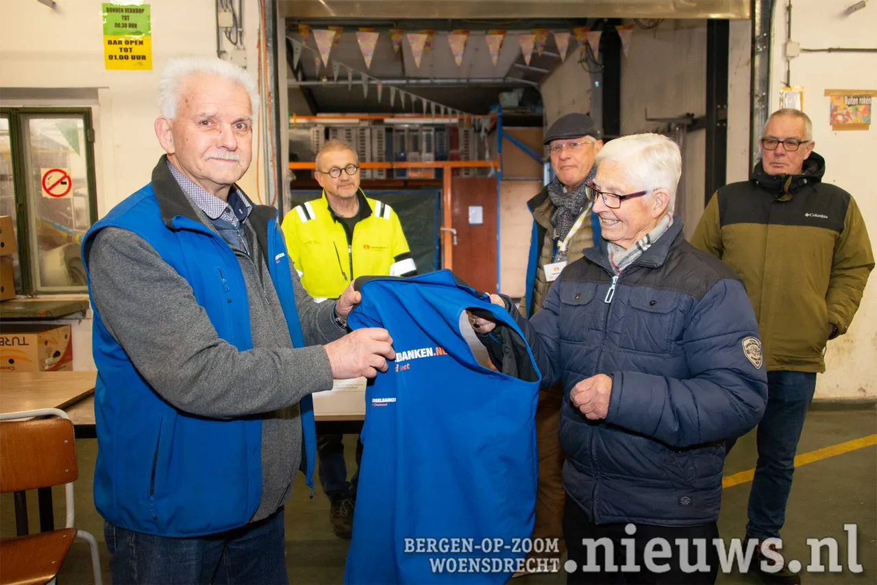 Als afsluiting leverde Ad zijn 'voedselbank' hesje in