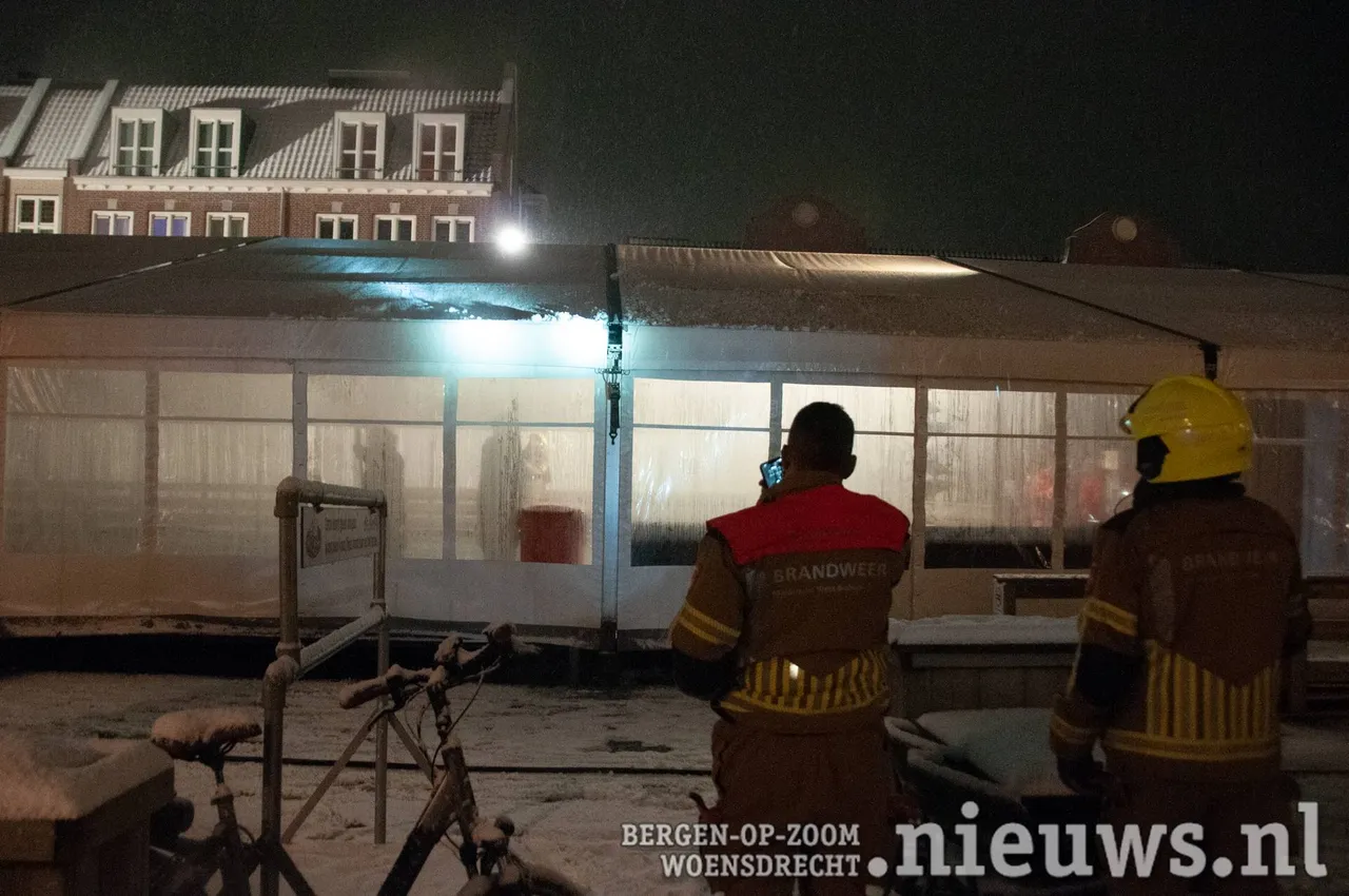 Van binnen uit werd het tentdoek opgetild om het water er af te laten lopen