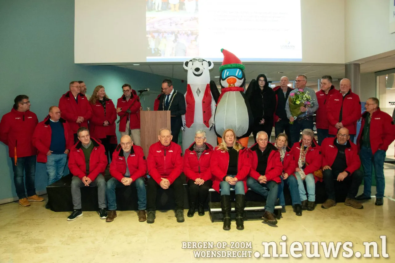 De burgemeester spreekt de vrijwilligers van&nbsp;Stichting IJsbaan Hoogerheide toe