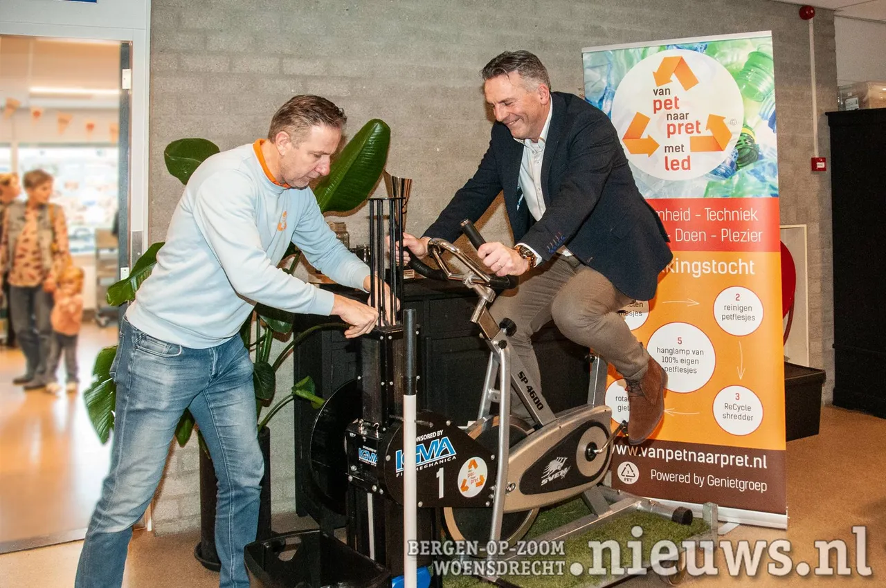Ook de wethouder vermaalde wat PET flessen
