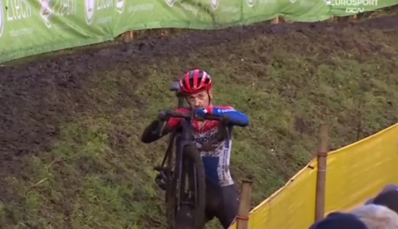 In Niel, Lars van der Haar skillfully reset his dislocated shoulder