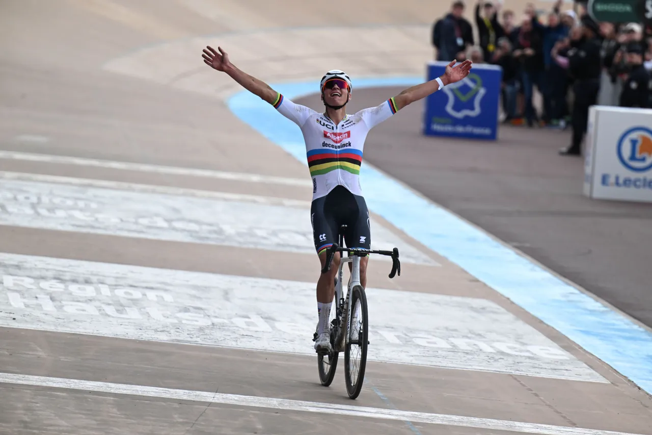 Mathieu van der Poel won Roubaix dominantly in 2024