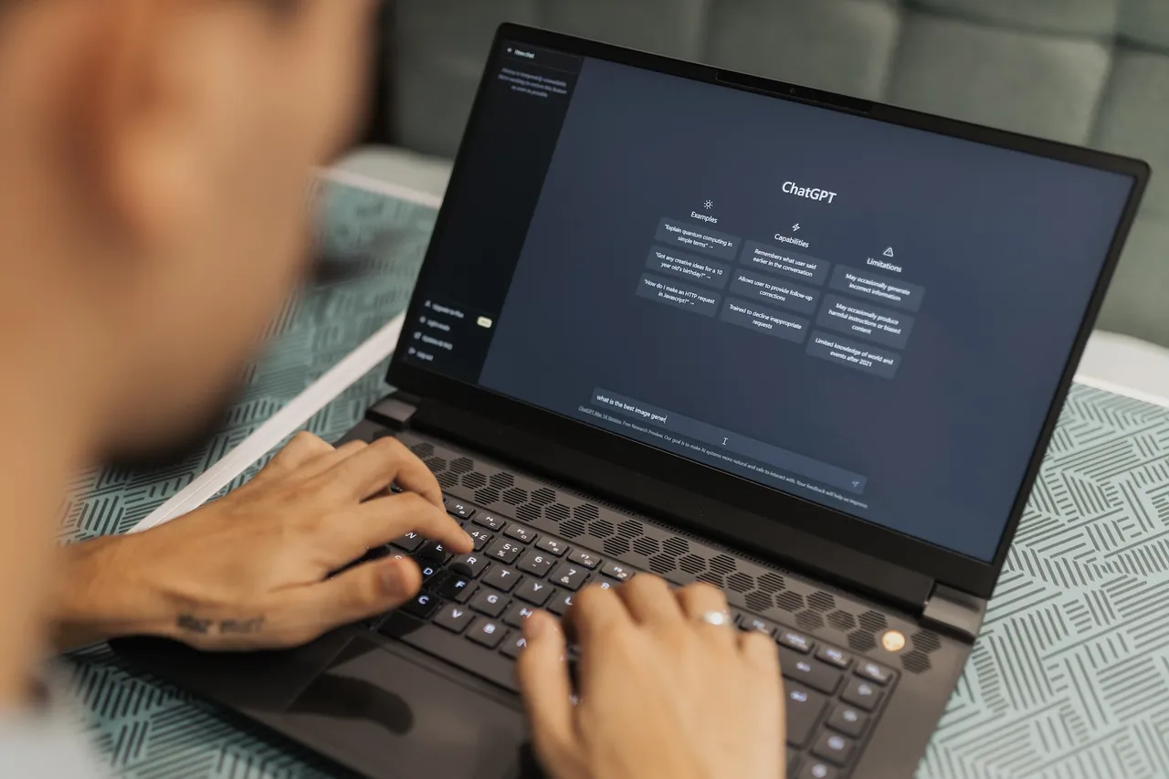 chatgpt laptopf1680510525