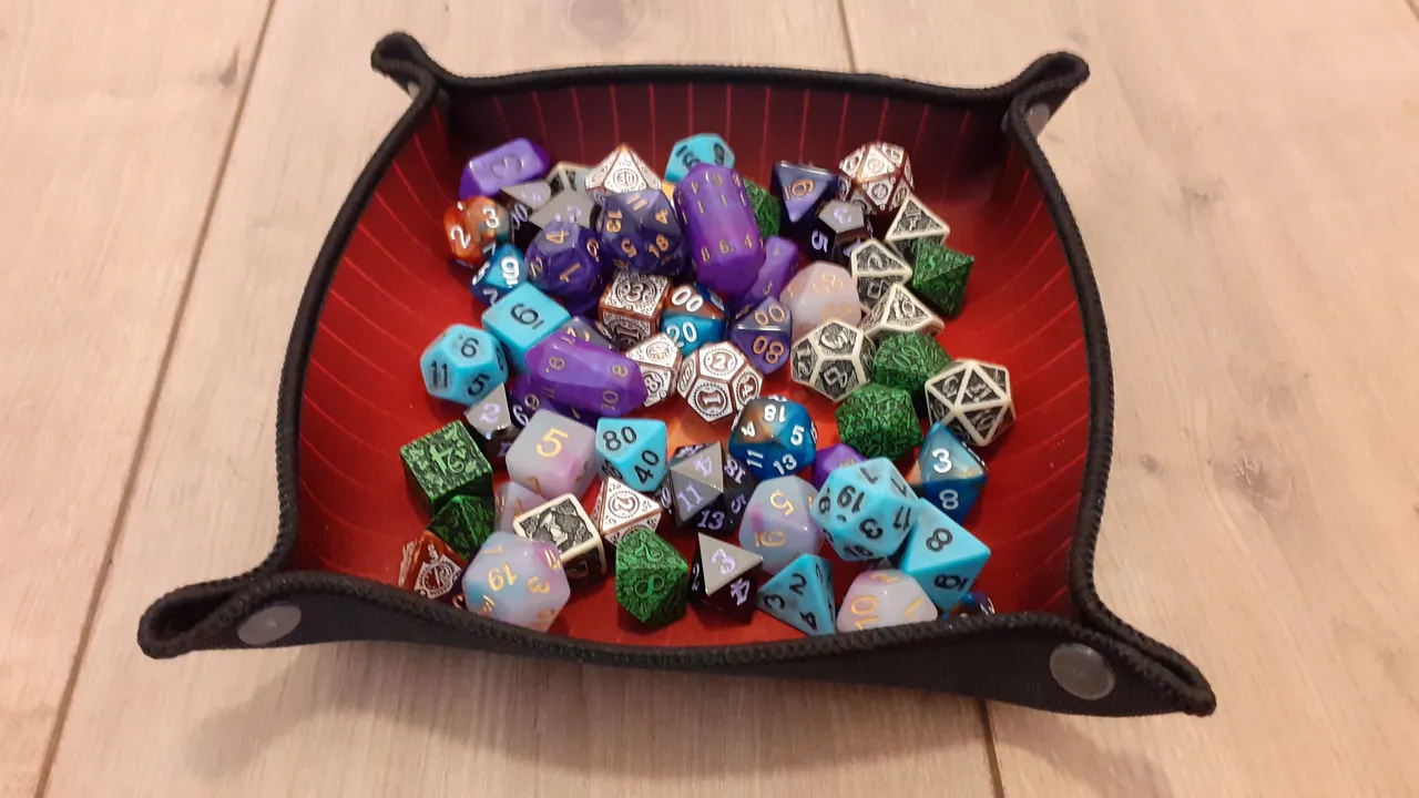 dice tray met meerdere dobbelstenenf1620990659