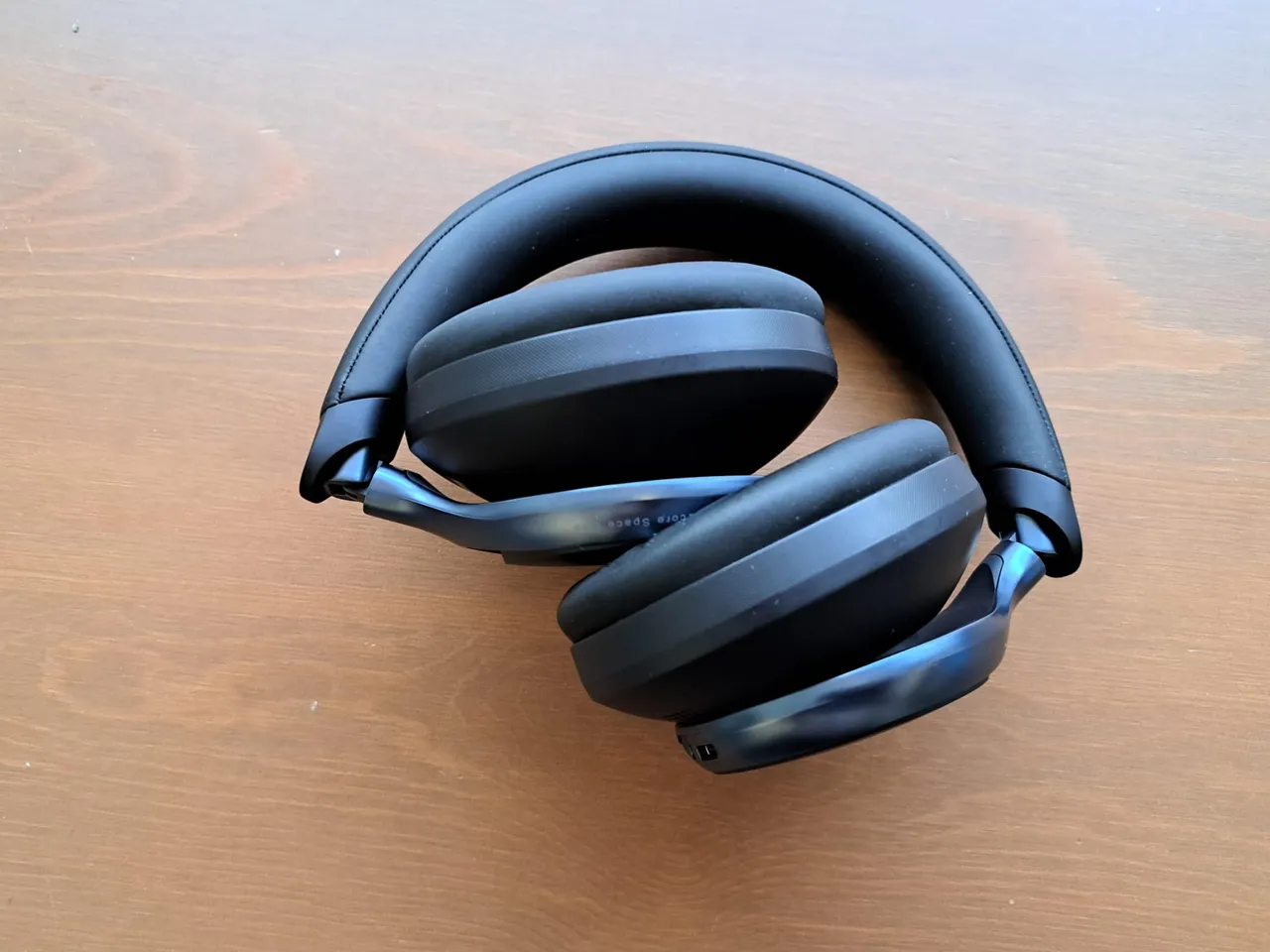 De Soundcore Space One, opgevouwen op tafel