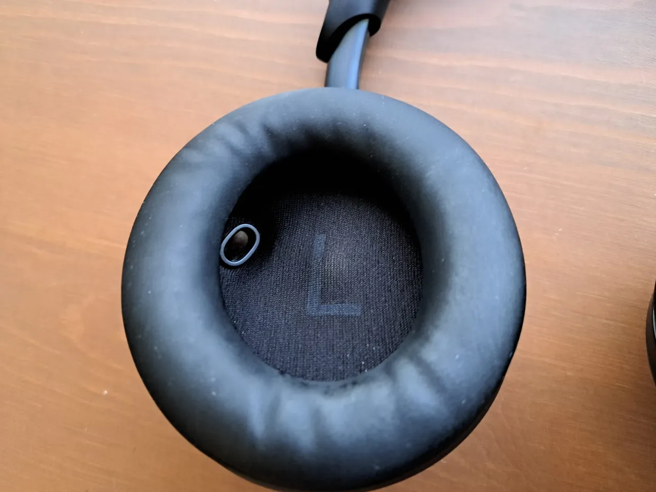 De linkerschelp van de Soundcore Space One, met camera voor wear detection