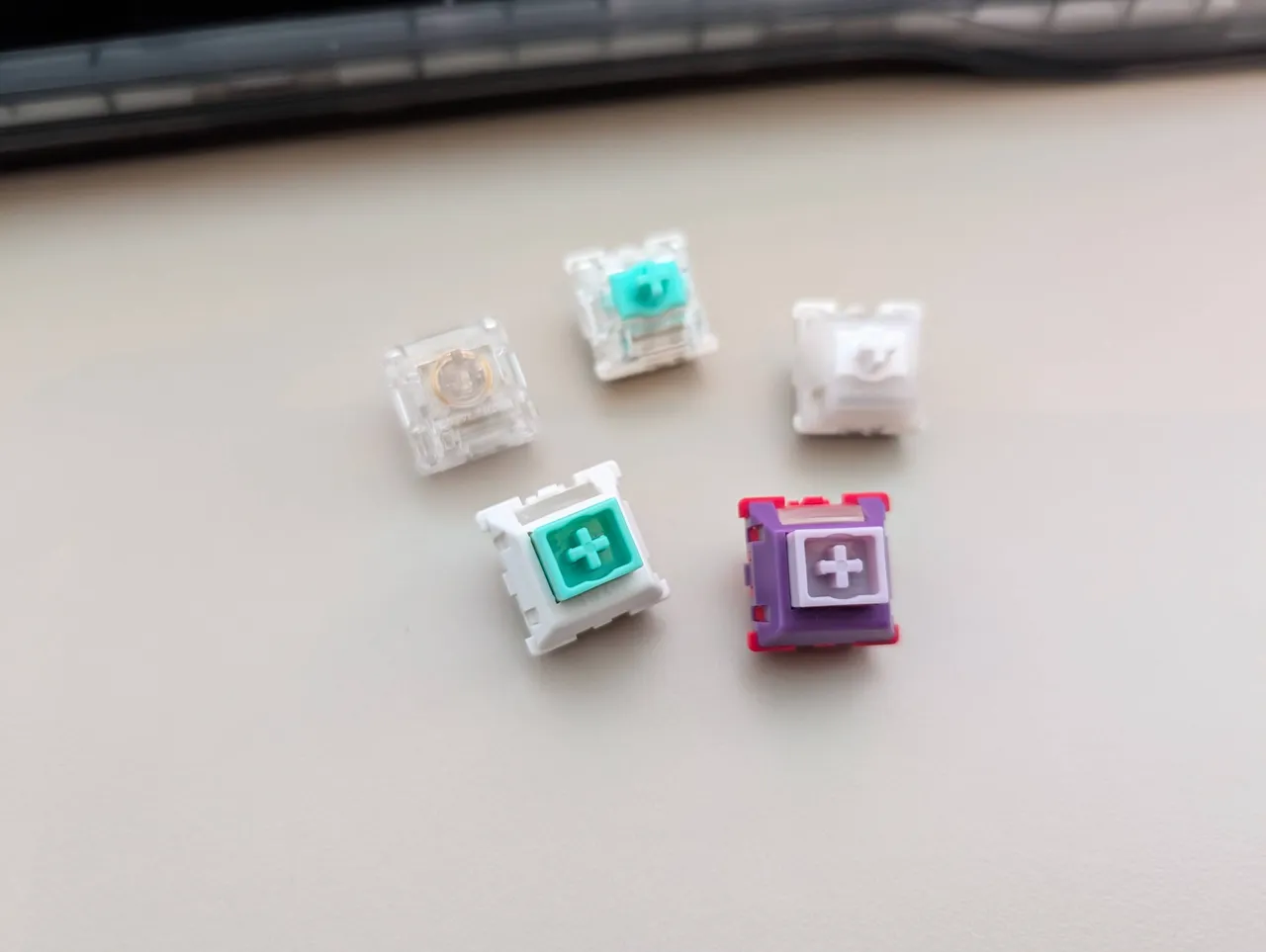Met de klok mee: Wooting Lekker V2, Geon RAW HE, TTC POM, TTC x Wooting POM, Gateron Jade Max