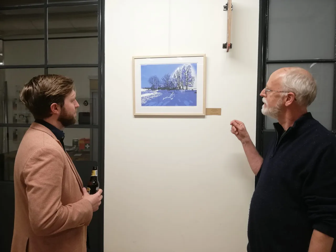 01 expo zgc kees versteeg rechts van het zaans grafisch collectief legt de techniek achter zijn werk uit