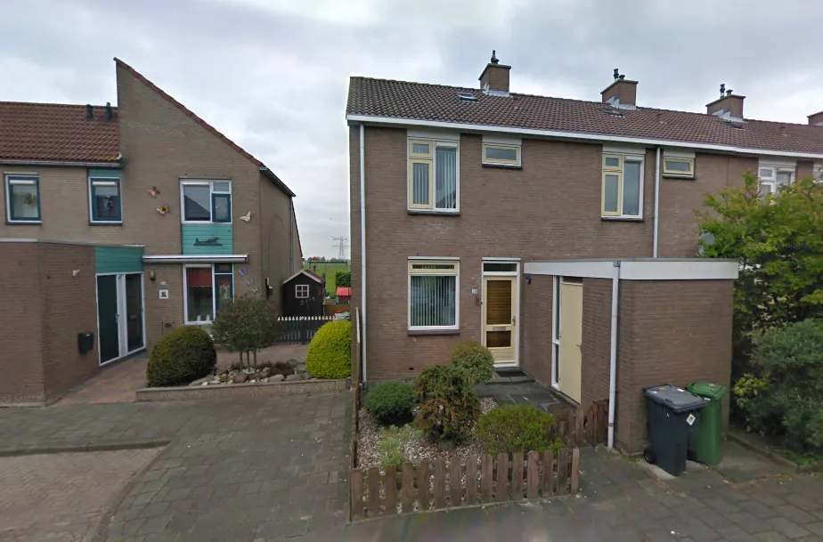 Klokkemeet 26 (de hoekwoning met de gele voordeur).