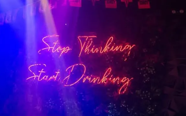 De illustratie op de Facebookpagina van Teasers: het eerste deel van het motto is door medewerkers wat al te serieus genomen.