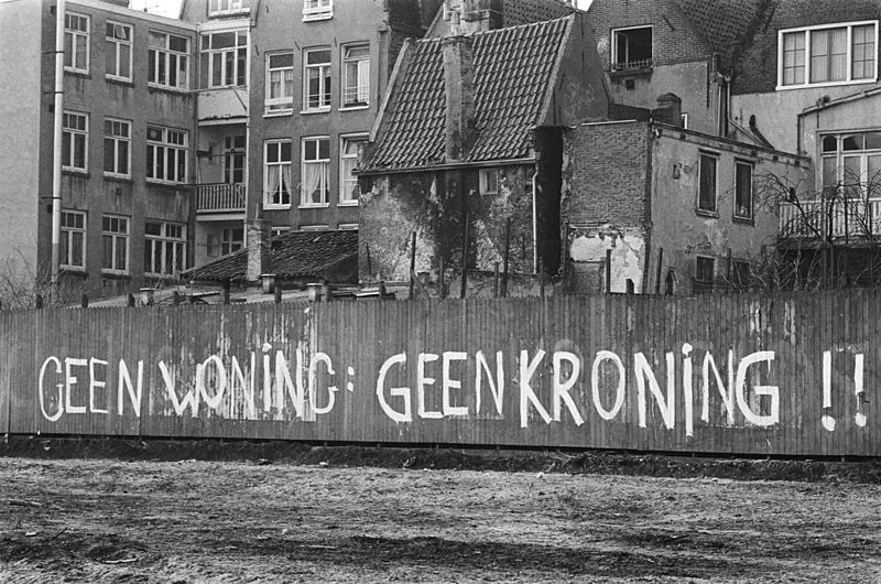 geen woning geen kroning op schutting haarlemmer houttuinen wikimedia fotocollectie anefo cc by sa 30